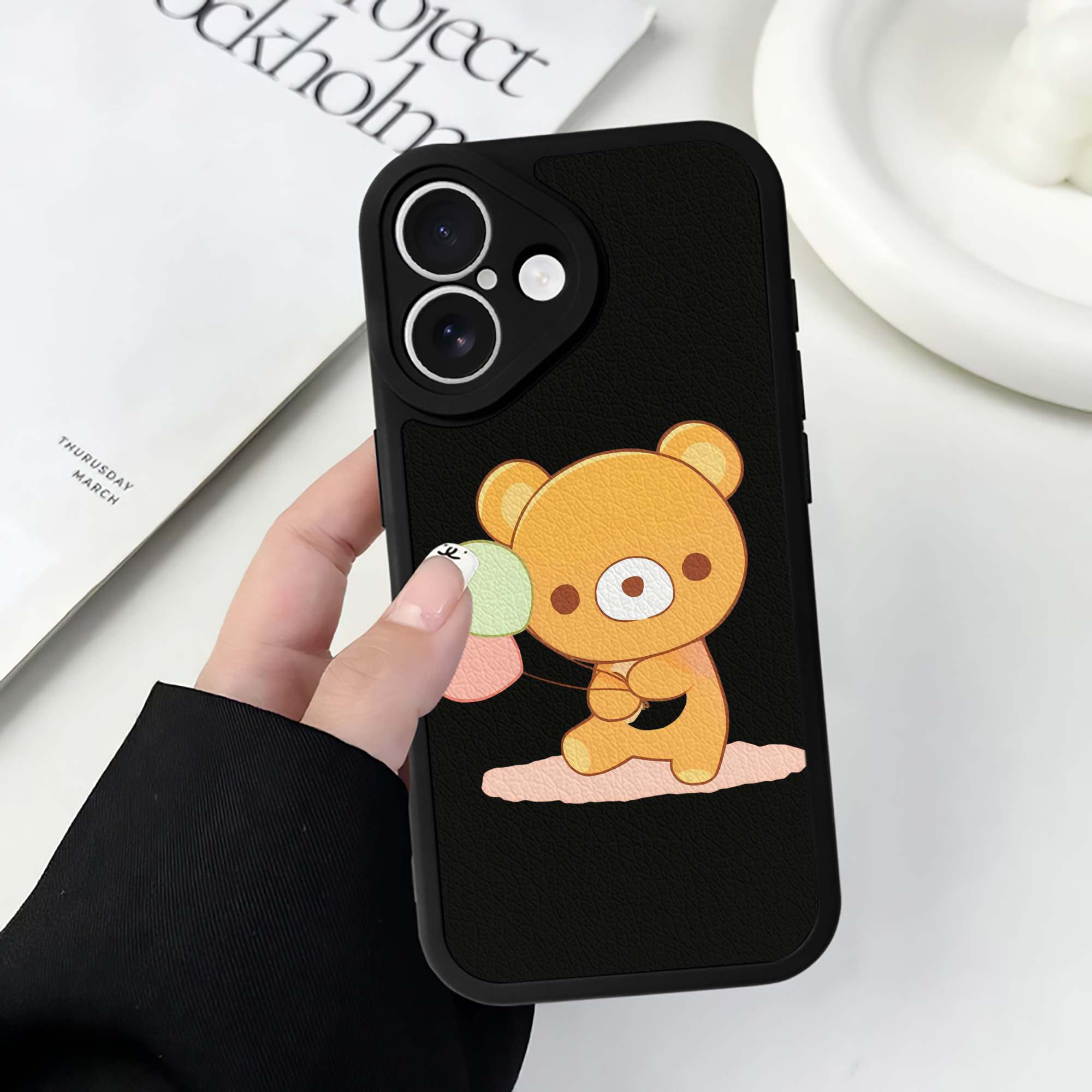 （画像用） リラックマ リラックマ キイロイトリ Rilakkuma Korilakkuma Kiiroitori 【iPhone 16シリーズ対応】シリコンスマホケース（レザー調） 材質：シリコン